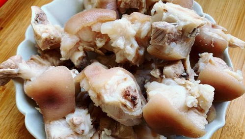 女人多吃富含胶原蛋白的菜肴，脸色红润、皮肤细腻更年轻